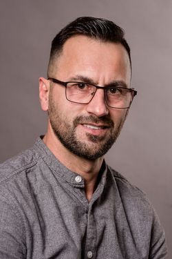 Ervis Bici - Bestattungsfachkraft | Aufbahrung, Dekoration, Leitung und Durchführung von Beerdigungen Einbettung und Überführung von Verstorbenen Hygienische Versorgung Grabherstellung einschl. Aushub und Verfüllung Umbettungen Trauerreden Herstellung von Grabkreuzen beschäftigt seit 30.11.2025