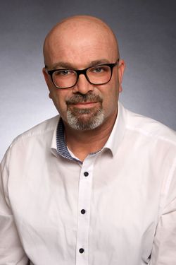 Marco Neises - Bestattungsfachkraft | Aufbahrung, Dekoration, Leitung und Durchführung von Beerdigungen Einbettung und Überführung von Verstorbenen Hygienische Versorgung Grabherstellung einschl. Aushub und Verfüllung Umbettungen Herstellung von Grabk Marco Neises - Bestattungsfachkraft | Aufbahrung, Dekoration, Leitung und Durchführung von Beerdigungen Einbettung und Überführung von Verstorbenen Hygienische Versorgung Grabherstellung einschl. Aushub und Verfüllung Umbettungen Herstellung von Grabkreuzen Ausbildung zum Thanatologen beschäftigt seit 15.06.1994