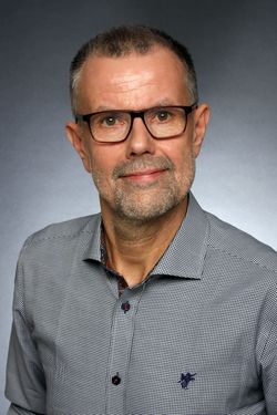 Guido Eis e.K. - Inhaber, Bestattermeister | seit 1980 im Unternehmen tätig, 1982: Ausbildung zum Fachgehilfen im Steuer- und wirtschaftsberatenden Beruf bei Borbonus und Partner, heute Fritzen und Fischer 1988: Fortbildung zum Bilanzbuchhalter bei der I Guido Eis e.K. - Inhaber, Bestattermeister | seit 1980 im Unternehmen tätig, 1982: Ausbildung zum Fachgehilfen im Steuer- und wirtschaftsberatenden Beruf bei Borbonus und Partner, heute Fritzen und Fischer 1988: Fortbildung zum Bilanzbuchhalter bei der IHK Frankfurt/Main 1989 - 1992 Tas Treuhand, Steuerberatungs- und Wirtschafts-prüfungsgesellschaft Trier 1993: Übernahme der Firma Eller-Schrot 1994 - 2017 Vorsitzender Regierungsbezirk Trier; Bestatterverband Rheinland-Pfalz 1995: Fachgeprüfter Bestatter 2005: "Funeral Master" 2004 - 2017 Obermeister der Handwerkskammer Trier