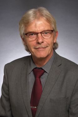 Rudi Rach - Bestattungsfachkraft | Aufbahrung, Dekoration, Leitung und Durchführung von Beerdigungen Einbettung und Überführung von Verstorbenen Hygienische Versorgung Grabherstellung einschl. Aushub und Verfüllung Umbettungen Trauerreden Herstellung Rudi Rach - Bestattungsfachkraft | Aufbahrung, Dekoration, Leitung und Durchführung von Beerdigungen Einbettung und Überführung von Verstorbenen Hygienische Versorgung Grabherstellung einschl. Aushub und Verfüllung Umbettungen Trauerreden Herstellung von Grabkreuzen beschäftigt seit 12.11.2012
