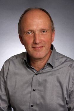 Hans-Josef Heinz - Bestattungsfachkraft | Aufbahrung, Dekoration, Leitung und Durchführung von Beerdigungen Einbettung und Überführung von Verstorbenen Hygienische Versorgung; Grabherstellung einschl. Aushub und Verfüllung Umbettungen Herstellung von Hans-Josef Heinz - Bestattungsfachkraft | Aufbahrung, Dekoration, Leitung und Durchführung von Beerdigungen Einbettung und Überführung von Verstorbenen Hygienische Versorgung; Grabherstellung einschl. Aushub und Verfüllung Umbettungen Herstellung von Grabkreuzen beschäftigt seit 01.08.1988
